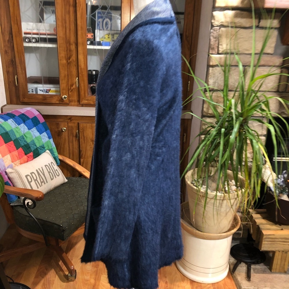 SIMPLY STYLED SIZE LARGE LONG BLUE SLIGHTLY FUZZY OPEN FRONT CARDIGAN. - Picture 2 of 3